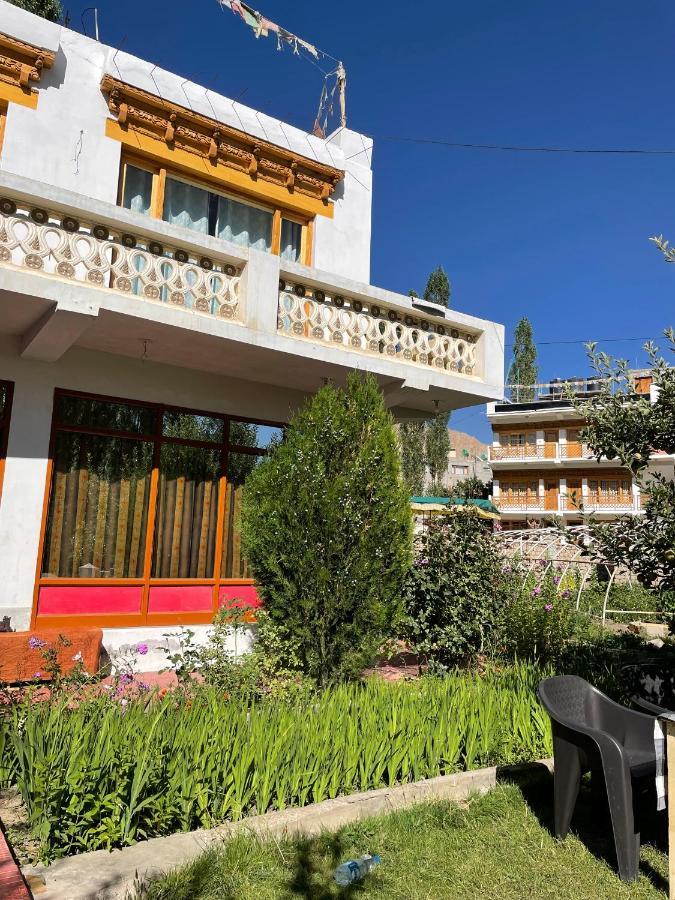 Hinjuma Guest House Leh Esterno foto